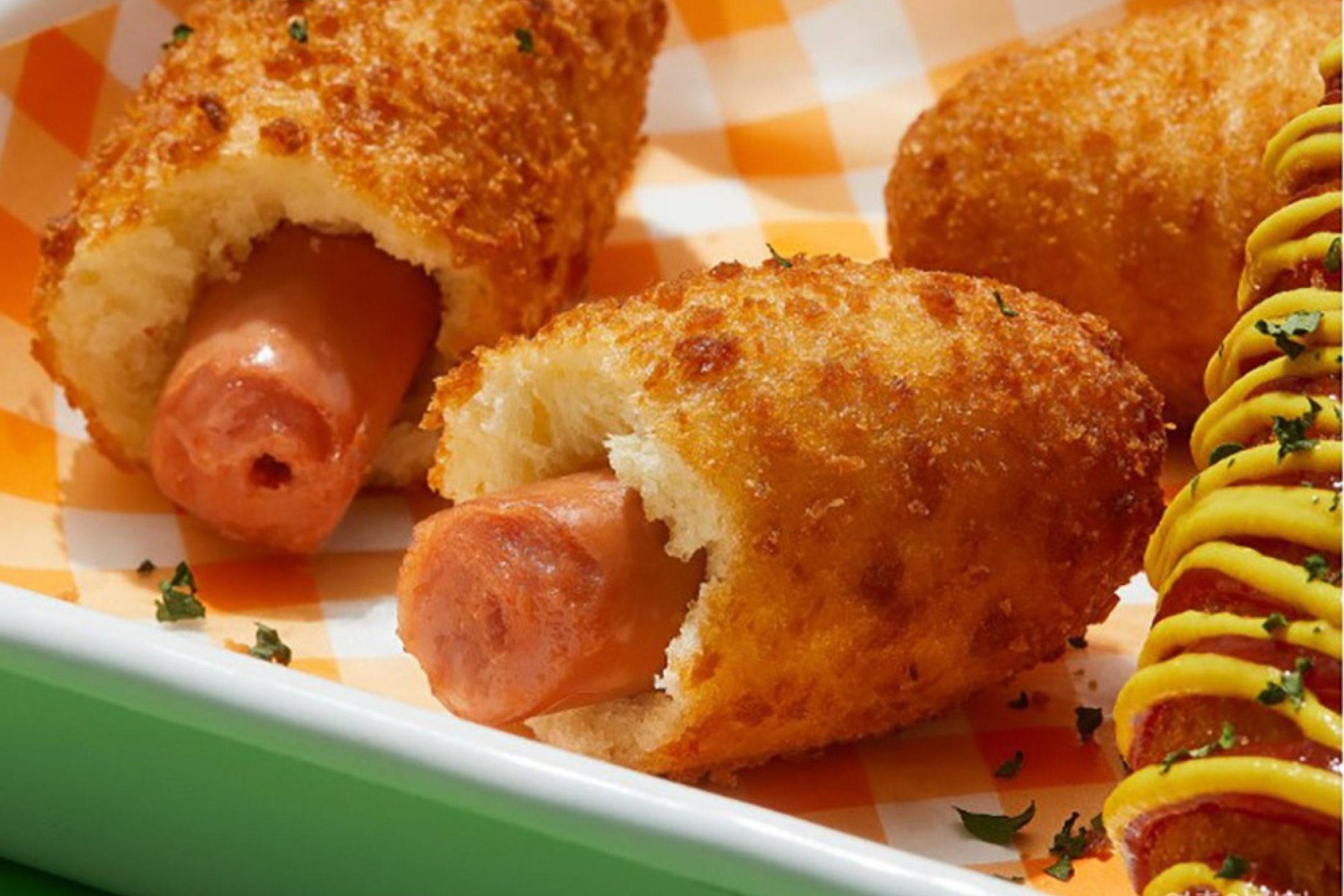 [고메 크리스피 핫도그 (냉동)]현미 감자빵가루를 입혀바삭바삭한 OOOO 핫도그